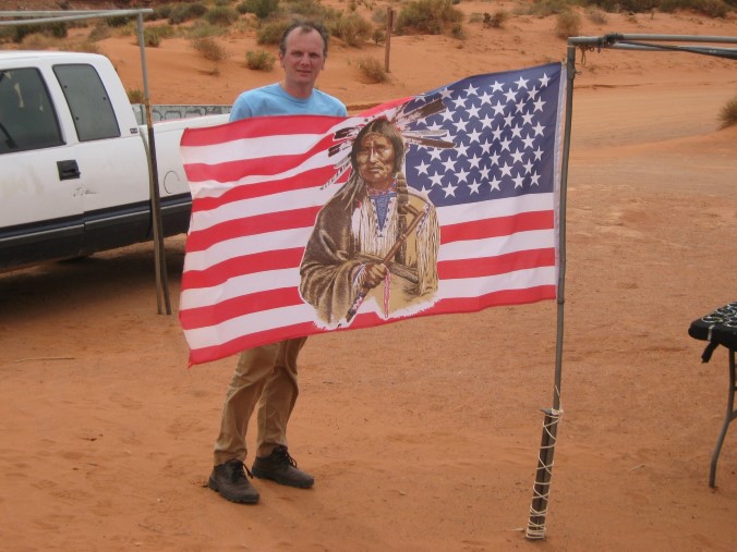 Michiel en een Navajo vlag @ Monument Valley 